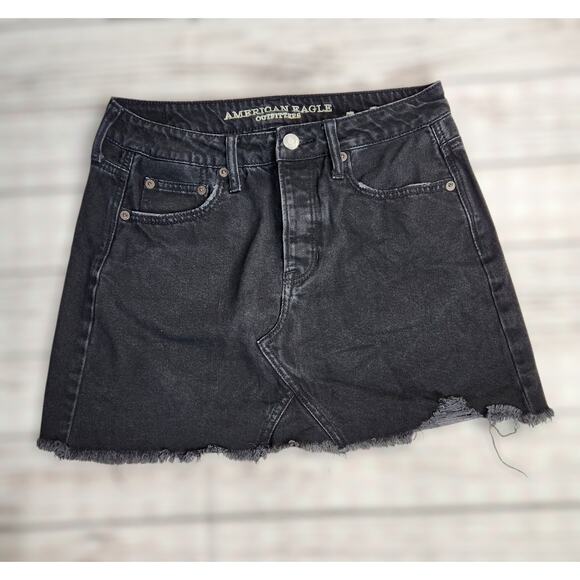 American Eagle Women's Black Denim Skirt Raw Hem Size 4 Mini Casual - Picture 1 of 6